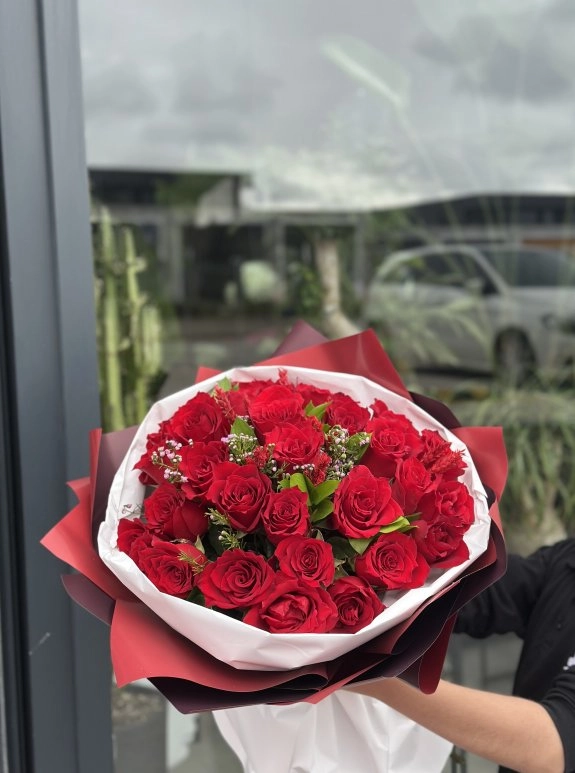Classic 30 Red Roses